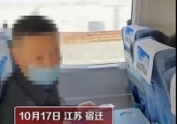 “你的智商有问题吗？我有义务吗？”男人不肯让靠窗的女人坐下！网友:踩过去