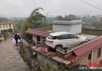 巨响！四川一家人从睡梦中醒来，一辆汽车从屋顶飞了上来